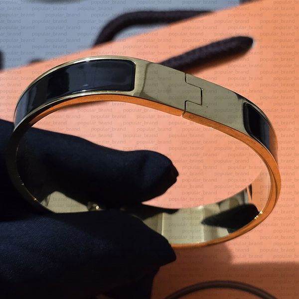 Elegant unisex 18K gold designer bracelet for both women and men, a high-end jewelry piece
