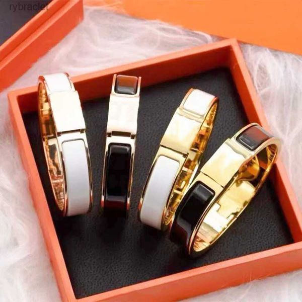 Elegant unisex gold stainless steel bracelet, a stylish and versatile fashion accessory for men and women, available in 19 colors