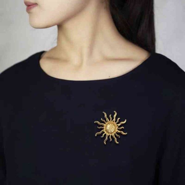Elegant vintage gold sunflower brooch for women's coats
