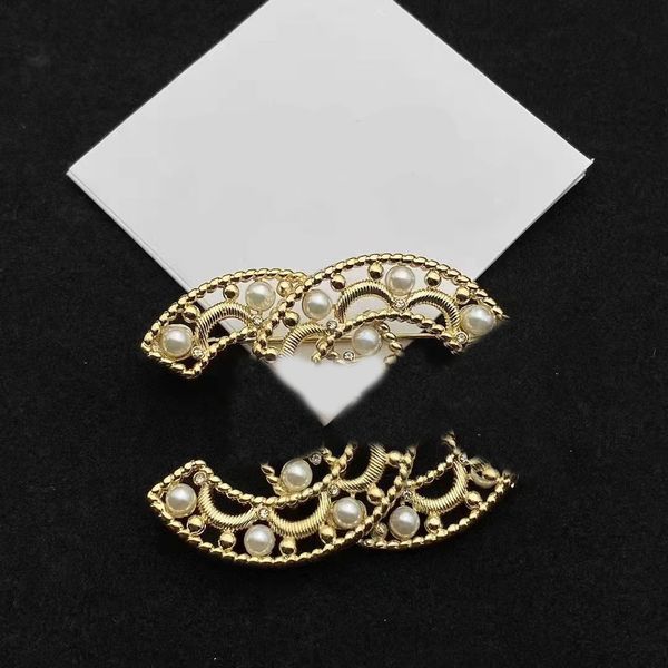 Elegant vintage-inspired pearl letter brooch for women, a charming high-quality jewelry accessory perfect as a wedding gift