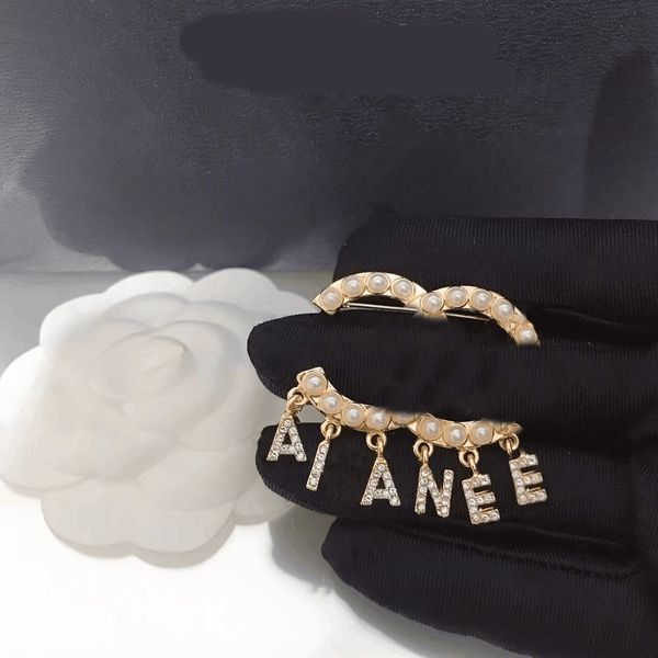 Elegant vintage-inspired pendant brooch with pearls, perfect for women's formal events and weddings