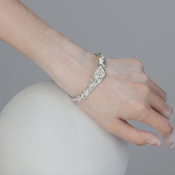 Elegant women's bangle bracelet in 925 sterling silver with tin foil detailing, a stylish single-row luxury accessory
