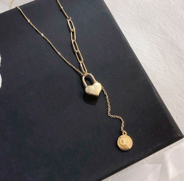 Elegant women's pendant necklace, a luxurious designer piece with 18k gold plating, perfect as a stylish fashion accessory or exquisite gift