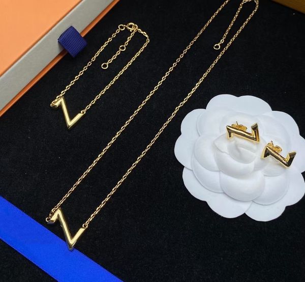 Europe America Fashion Jewelry Sets Lady Women Engraved V Necklace Gold Bracelet Volt Pendant Necklace Bracelet Sets With Box

Rewritten as:
European and American style women's engraved V-necklace ...