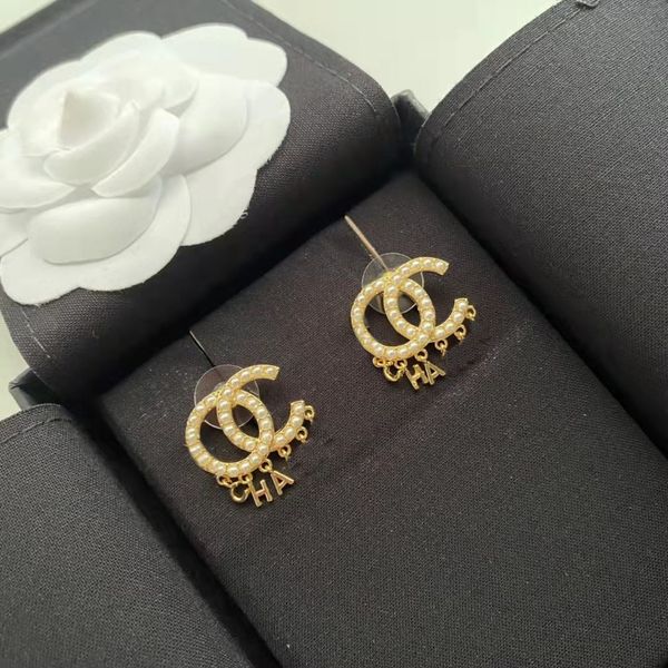 Fashionable 18k gold-plated brass pearl letter charm earrings for women