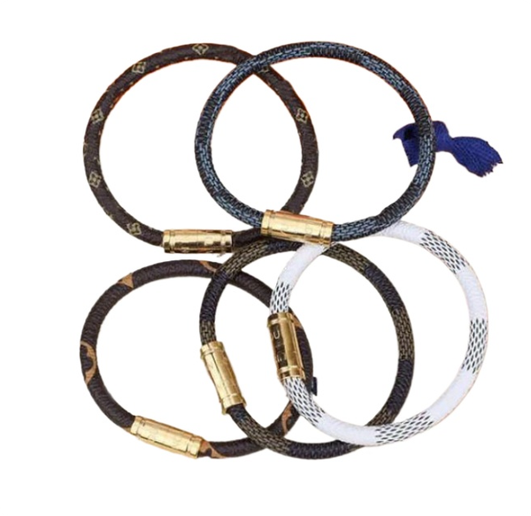 Fashionable unisex leather bracelet with magnetic clasp, plaid design, engraved letters, and metal PU bangle