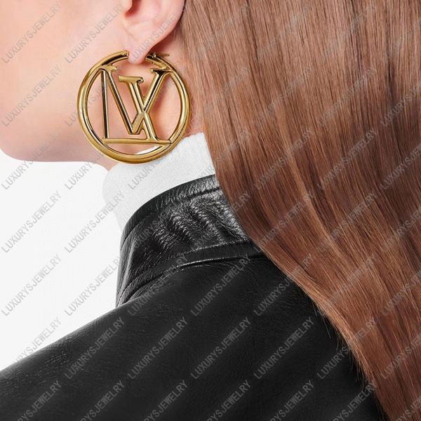 Fashionable women's hoop earrings in 18K gold and silver, elegantly boxed for a premium jewelry experience