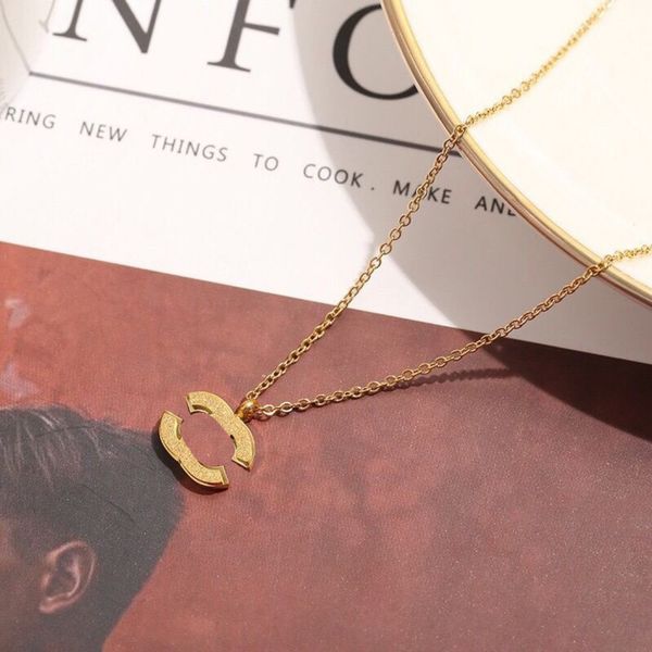Fashionable women's luxury designer choker necklace with 18K gold-plated stainless steel pendant chain, a stylish statement jewelry accessory