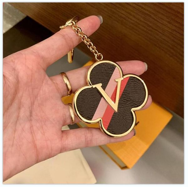 Four-leaf clover keychains made of PU leather, stylish accessories for men and women to hang and decorate keys