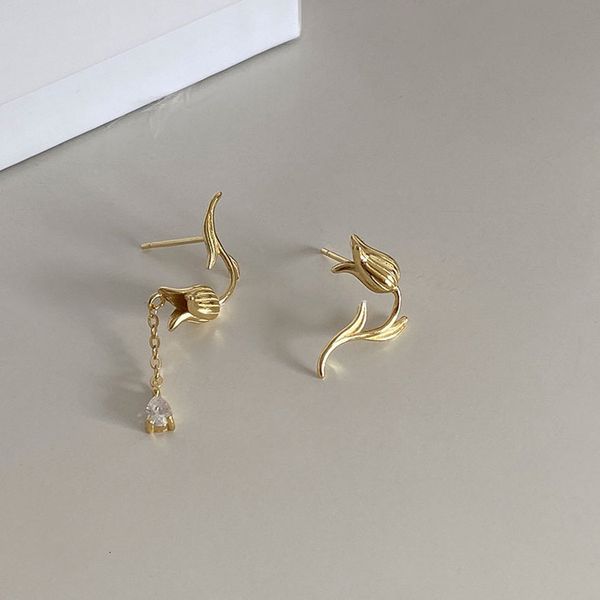 French-inspired minimalist earrings with floral metal designs for a cool, personalized style