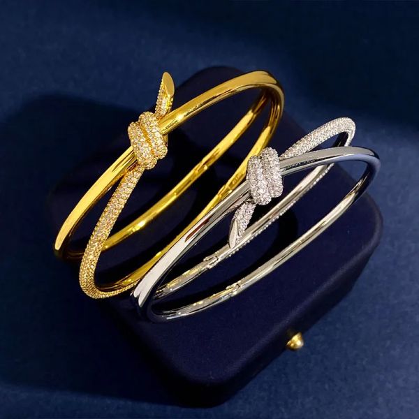 Gold bracelet for women, stylish stainless steel hand chain, elegant couple bracelet, fashionable luxury jewelry for Valentine's Day