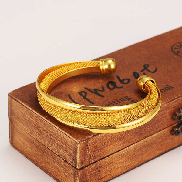 Gold Ethiopian bangle for women in Dubai, a stylish African Arab jewelry accessory and gift, perfect as a cuff bracelet for both women and men, model Q0717