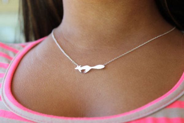 Gold Silver Cute Running Fox charm Pendant Necklaces cat animal Tiny Focks Origami Fox Necklace Animal jewelry for women men

改写为：
Charming gold and silver fox pendant necklaces featuring tiny origami-style running foxes, perfect animal jewelry for both women and men