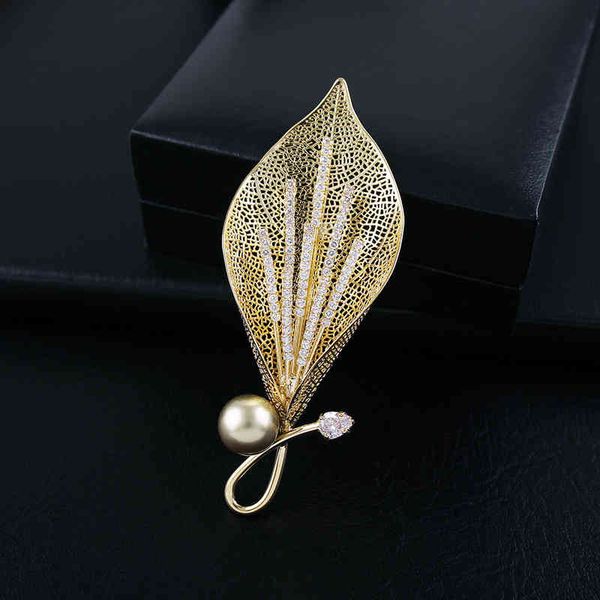 Gold-plated Zantedeschia Grandiflora brooch with micro-inlaid zircon and premium pearl accents