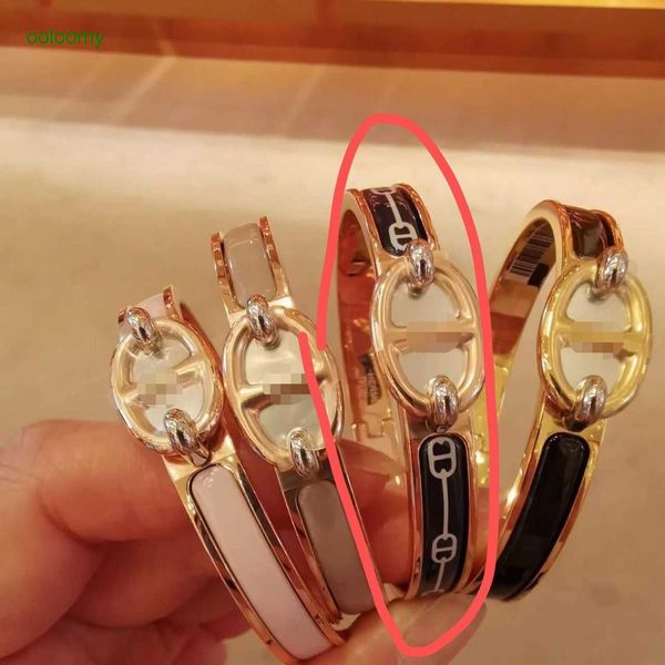 Hemrres Designer Gold Pig Nose Bracelet for Women, Colorful Enamel Unisex Style for Autumn and Winter, Light Luxury 8DNR