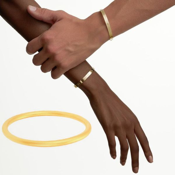 High-end 18k yellow gold bangle cuff bracelet, a stylish luxury accessory perfect for parties and fashion events, makes an elegant gift