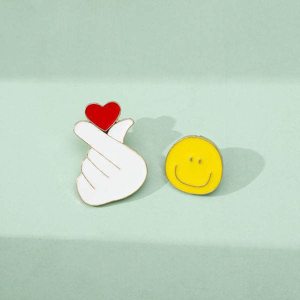 Japan Korea INS Cartoon Round Smile Face Brooches for Women Hand Heart Gesture Badge Gold Plated Alloy Pins Student Clothes Accessories
