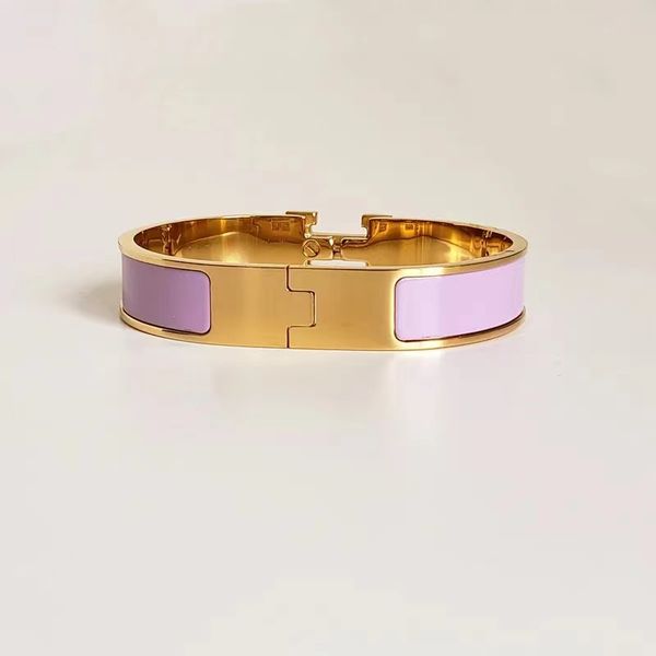Jewelry designer specializing in women's screw bracelets, offering fashionable everyday accessories perfect for parties, weddings, and Valentine's Day gifts