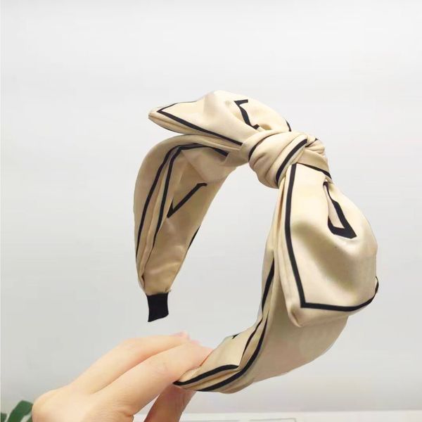 Korea Fabric Black Headband with Simple Bowknot - Stylish Hair Hoop for Women, Fashionable Gift, Designer Brand Monogram Hairband, Perfect Spring Accessory