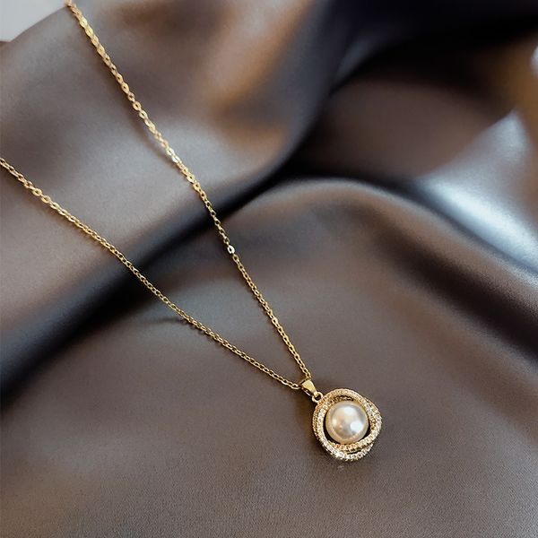 Luxurious gold-plated pearl floral pendant necklace, a high-end jewelry gift for women