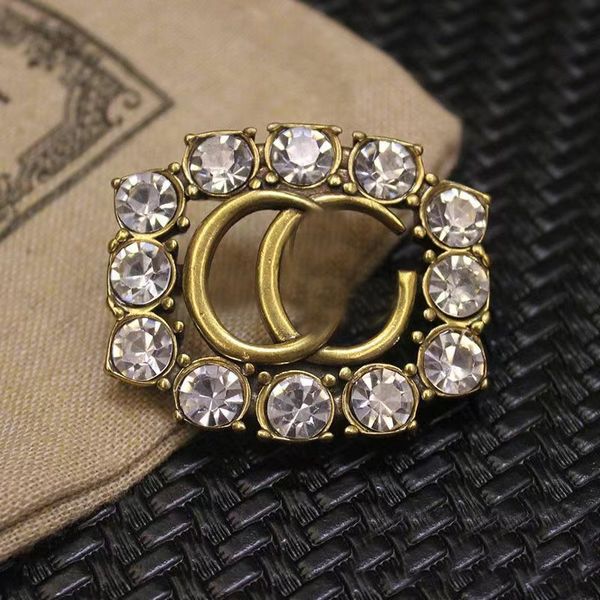Luxurious vintage-inspired brooches featuring pearls or diamonds, perfect as elegant wedding gifts or stylish women's accessories