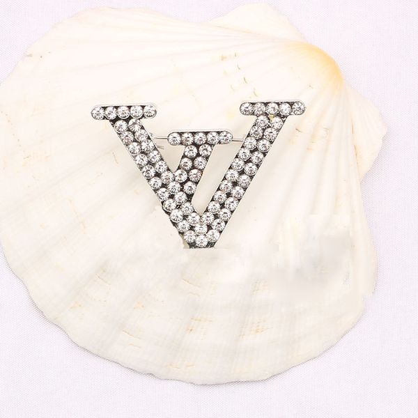 Luxury 18K gold-plated double letter brooches for stylish men and women, perfect for sweater and suit collars