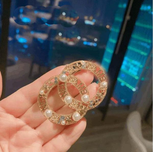 Luxury designer brooches featuring elegant hollow letters adorned with pearls, perfect as chic women's jewelry accessories or wedding gifts