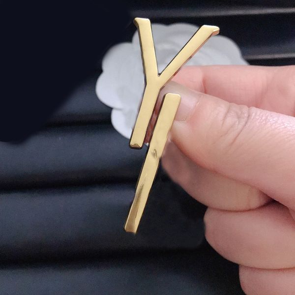 Luxury designer brooches for women and men, antique bronze-plated steel seal pins, high-quality jewelry for Christmas and Valentine's gifts