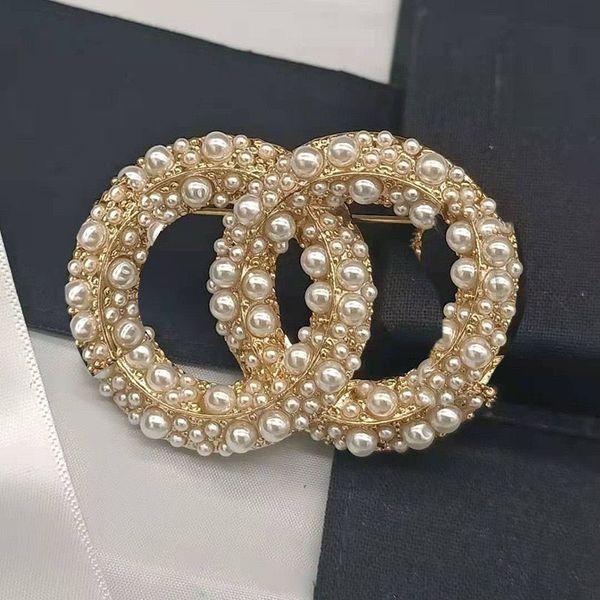Luxury designer pearl brooches for men and women, classic brand pendants, elegant sweater and suit pins, stylish clothing jewelry accessories