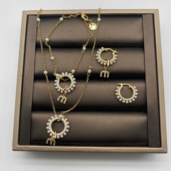 Miao / Miu family 2020 new m letter hanging asymmetric double-sided full diamond pearl earrings necklace bracelet female

Miao/Miu 2020 collection features asymmetric double-sided jewelry with M-letter pendants, diamonds, and pearls in earrings, necklaces, and bracelets for women