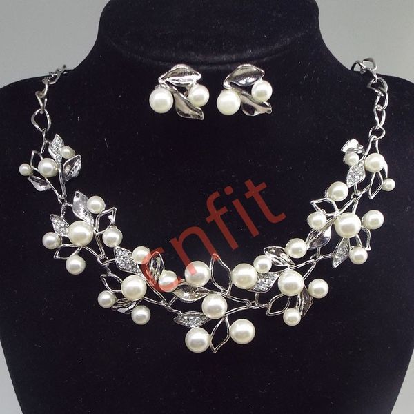 New Designer Fashion Women's Pearl Pendant Necklace with Diamond Accents, Punk-style Luxury Clavicle Chain