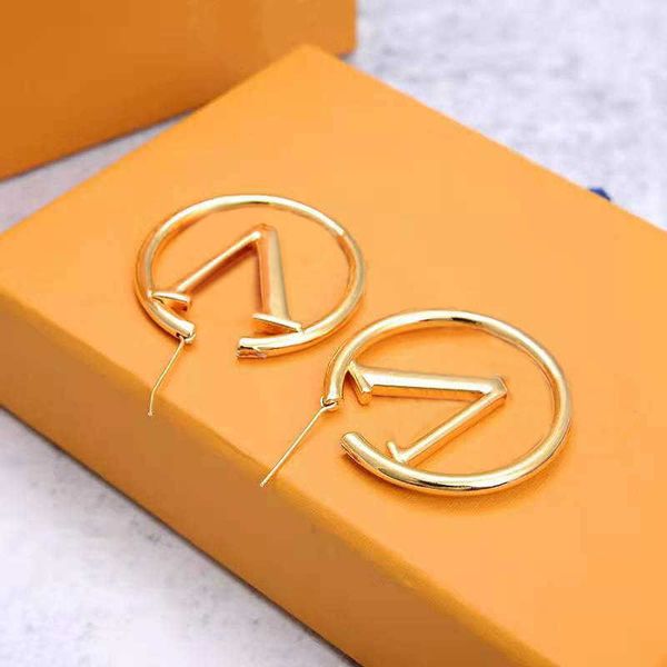 New Fashion Women's Large Simple Hoop Earrings, High-Quality Circle Design