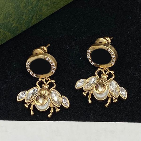 Pearl Vintage Earring Body Jewels Wings Bee Charm Women Gold Circle Ring Ear Stud Part Diamonds Luxury Earrings Package With Box

Elegant vintage pearl earrings with bee charm, gold circle ring, diamond accents, and luxurious packaging