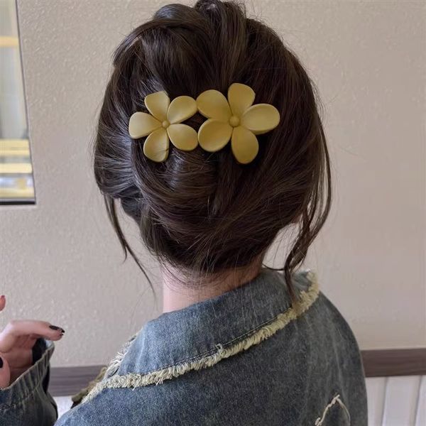 Resin hair clips for women featuring double flower designs, ideal as stylish barrettes or duckbill hair accessories