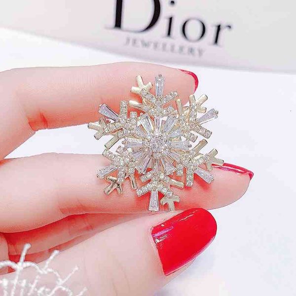 Rotating Snowflake Brooch Zircon Women's Simple Korean Fashion Cardigan Shawl Buckle Suit Clothing Accessories Men's and  

Rewritten:  
Zircon snowflake brooch for women's Korean-style cardigan sh...