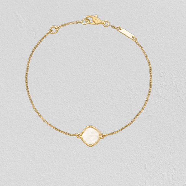 Single flower 4 leaf clover bangle bracelet in 18K gold with agate and mother-of-pearl accents, perfect for women and girls as wedding or Mother's Day jewelry