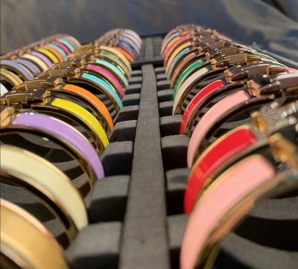 Stainless steel gold buckle bracelet for men and women, a stylish high-quality fashion jewelry piece
