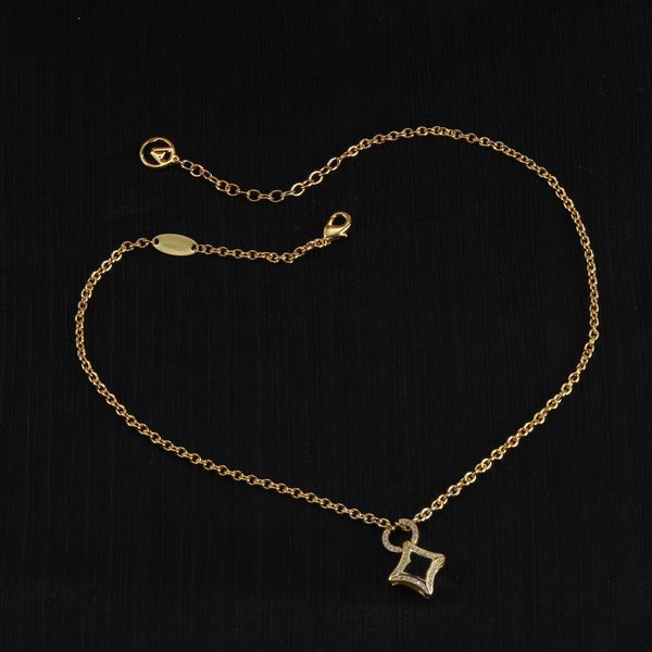 Stainless steel vintage-style gold-plated necklace in classic European and American jewelry design
