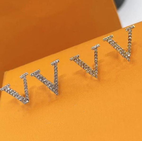 Stud's elegant charm bracelet for men and women, featuring moissanite diamonds, comes in original packaging with matching earrings for engagement
