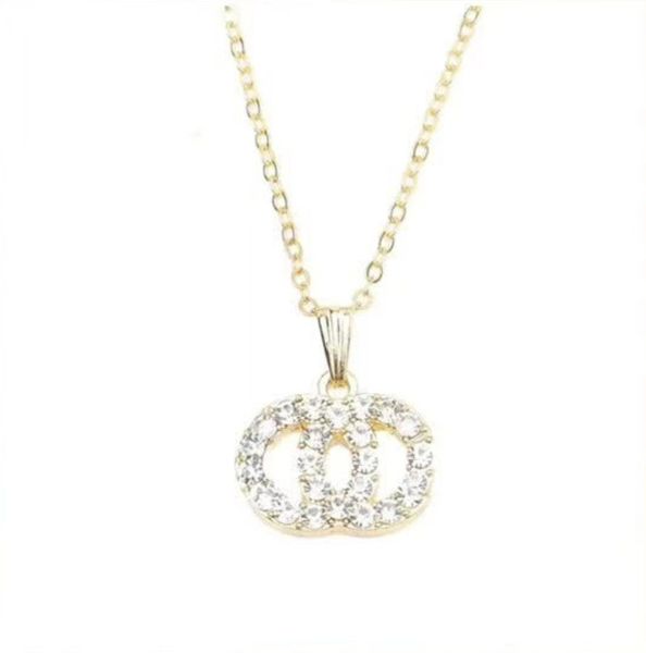 Stylish choker pendant necklace with an elegant chain for women