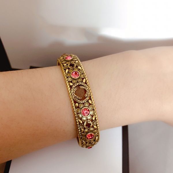 The latest stylish replica of the classic copper G initial floral Rhine diamond wedding bracelet jewelry for Christmas and Valentine's gifts