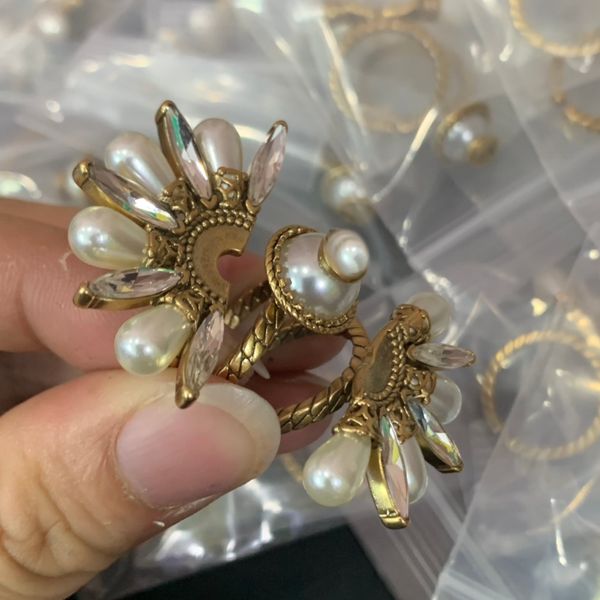 Three-in-one vintage-inspired white enamel pearl floral rhinestone ring set for women's elegant wedding and fashion jewelry gifts