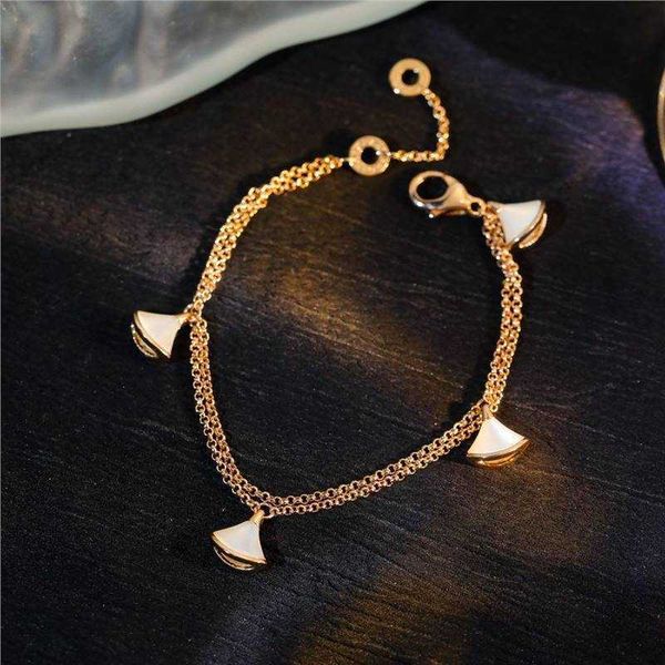 V Gold Plated Mijin CNC Craft High Quality Pure Hand Inlaid Pearl White Fritillaria Skirt Five Flower Fan Bracelet for Women