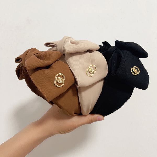 Vintage-inspired bow hair clips with elegant knot designs, perfect for romantic and versatile styling