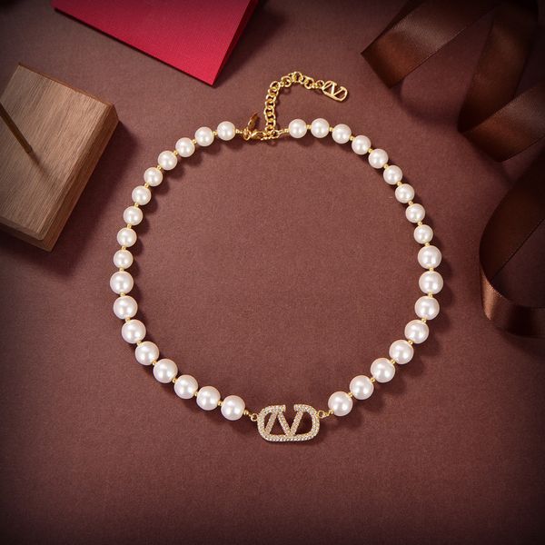 V-shaped pendant necklace featuring designer pearls and a luxurious metal V logo for trendy women's fashion jewelry  

Elegant women's pearl necklace with a stylish V-letter metal pendant for a fas...