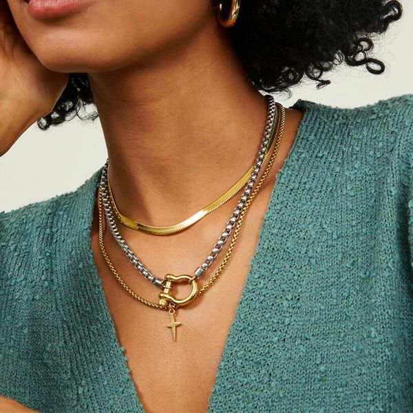 Waterproof 18K gold-plated stainless steel choker necklace featuring a chunky dual-tone horseshoe pendant on a box chain
