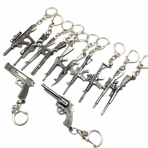 Wholesale 50-piece lot of game gun model keychains, made from metal alloy, measuring 6cm, packaged in blister cards