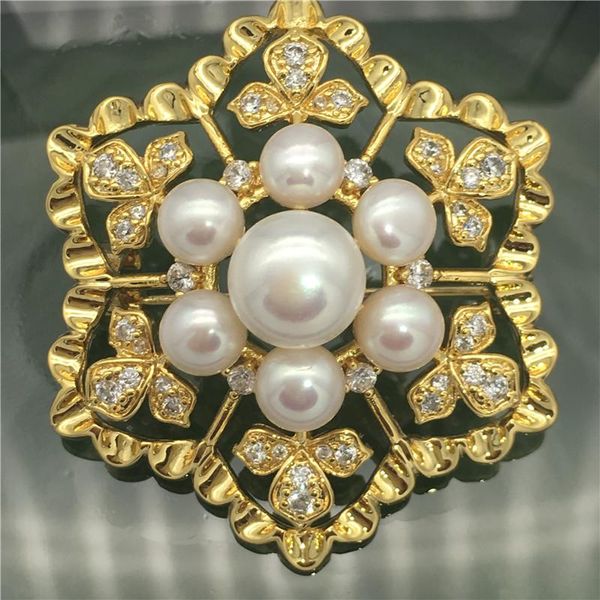 Wholesale Austrian zircon-embellished 5-7mm fashion brooch with white pearl accents for scarves and lapels