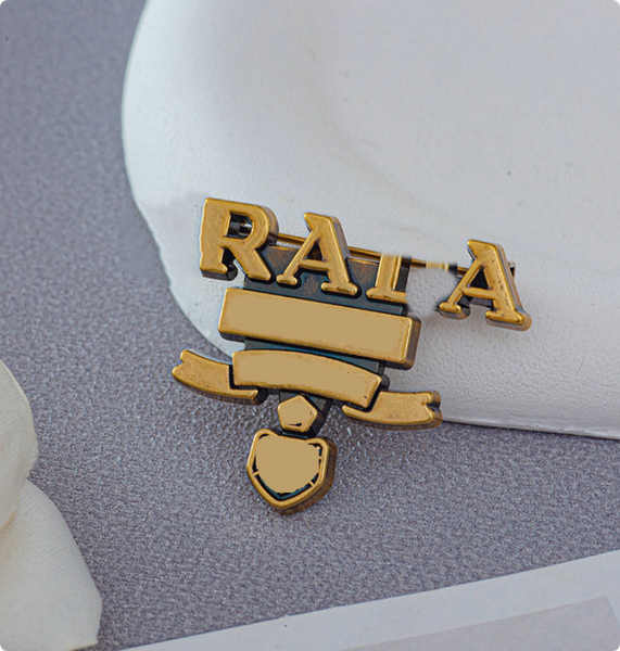 Women's and men's designer vintage brooches, gold-plated letter pins for Christmas parties and gifts